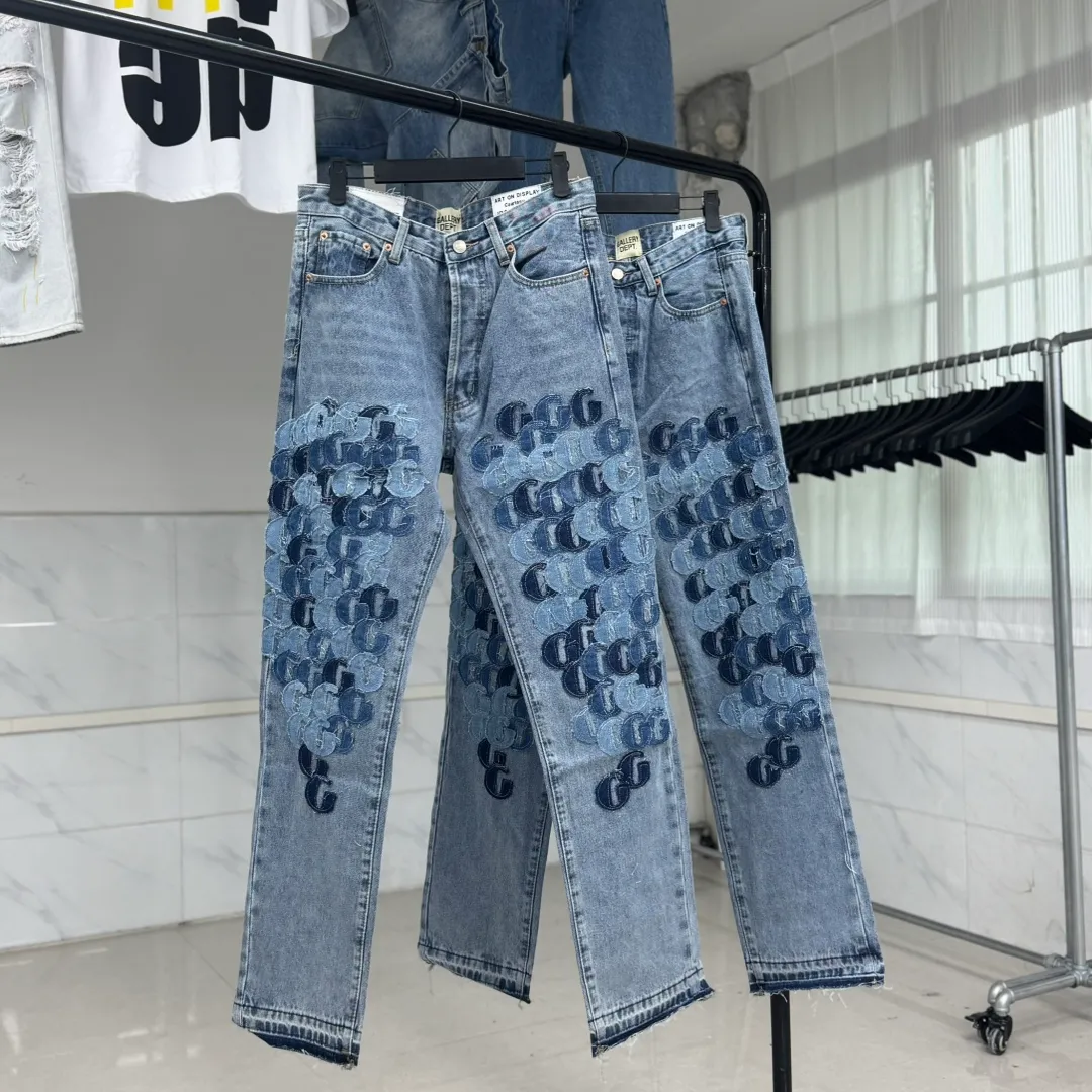 #8062 P286💰 GALLERY DEPT.G letter patch pudding 5001 denim washed and distressed spliced jeans -Original purchase and pattern making to truly restore the ultimate vintage texture -Original hardware accessories, washed and other elevators, QR code analysis are all purchased from the original factory, high degree of restoration, you are welcome to compare with a certain product ~ -Three-dimensional version Loose and comfortable, not picky about the figure, taller and slimmer, factory Seiko, original factory quality control, same style for men and women, can be matched with couples Versatile recommendation: must-have jeans for all seasons Color: blue Size: S-XXL (28-36)